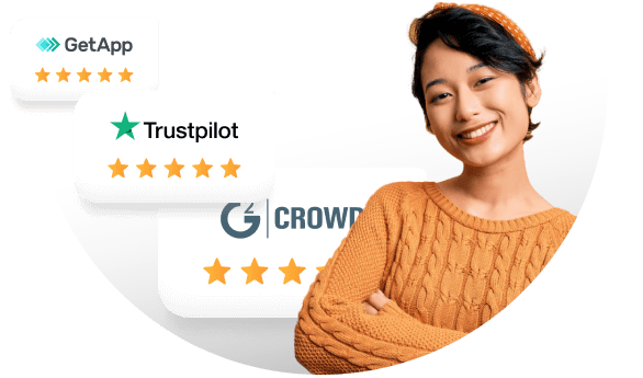 Úsmevná žena s cenami vedľa nej.